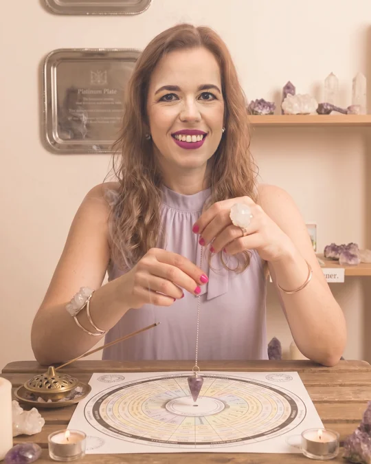 Juliana Cabeço, terapeuta integrativa, em ambiente acolhedor - serviço Casa Zen de limpeza energética do lar