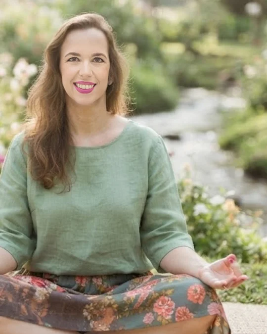 Juliana Cabeço, terapeuta integrativa, em ambiente acolhedor — programa Eu Serena para ansiedade