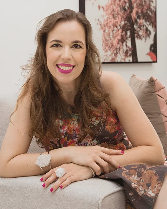 Juliana Cabeço, terapeuta integrativa, em ambiente acolhedor